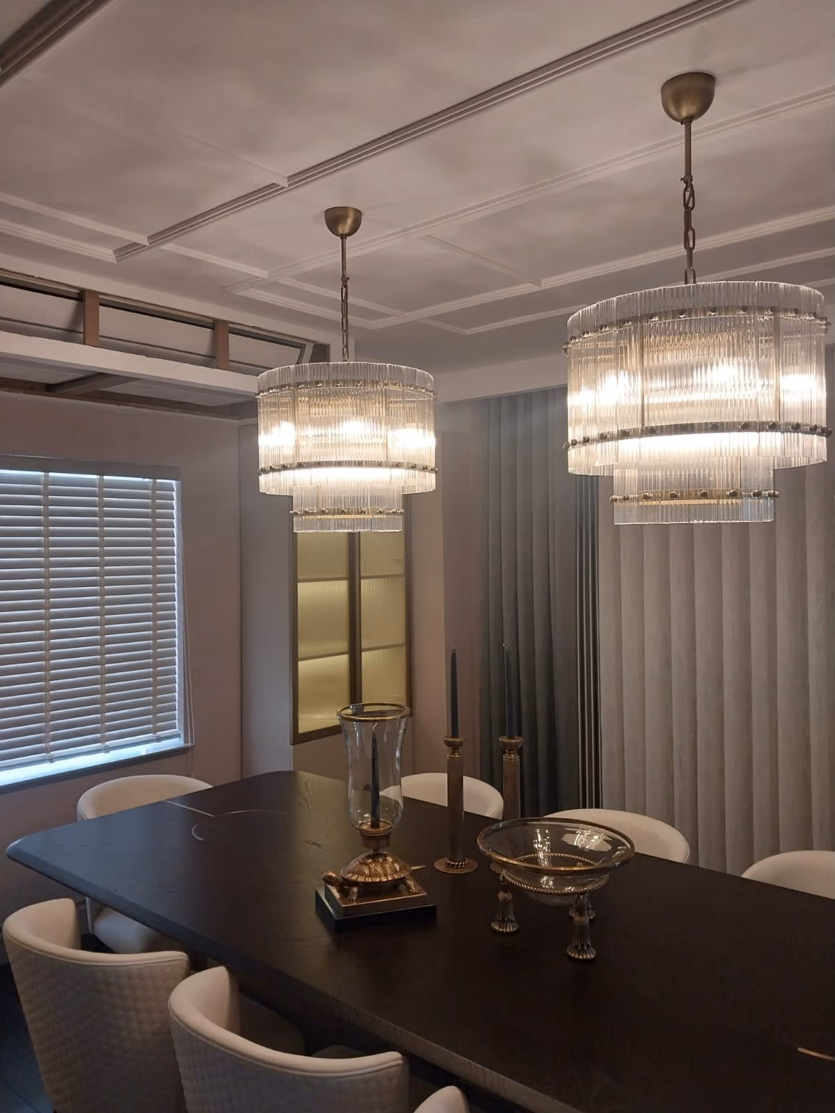 Butik Tasarım: Cam Avize Montajı