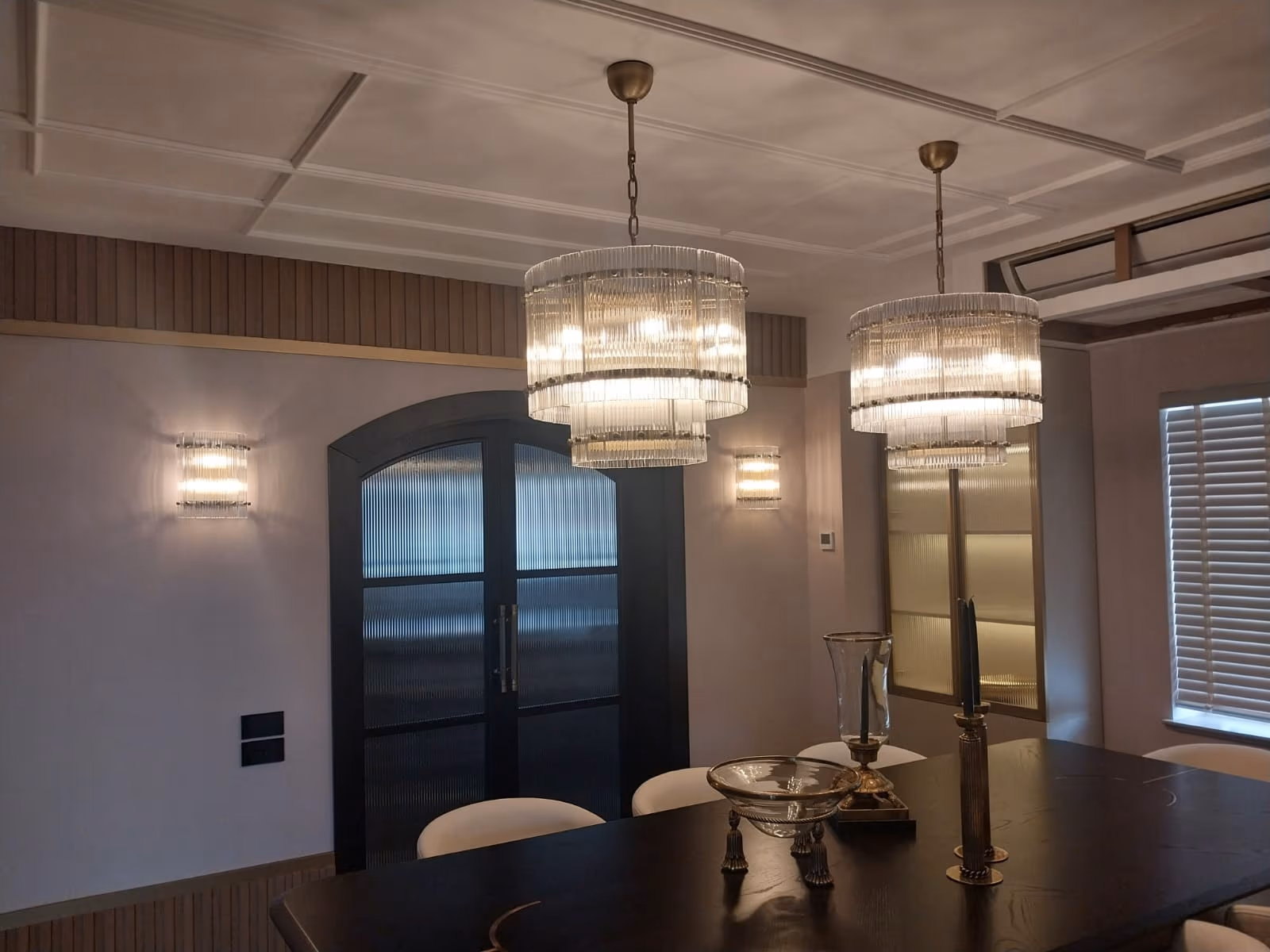 Salon Dekorasyonunda Lüks Avize Modelleri ve Doğru Montaj Teknikleri