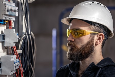 İş başında elektrikçi